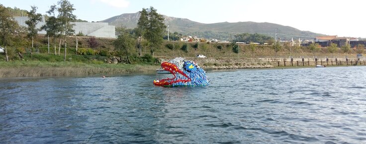 teste_flutuabilidade_intervencao_artistica_ilhas_de_plastico_acacio_de_carvalho__2_