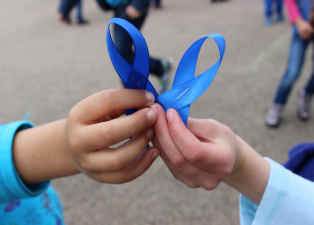O laço azul mostrado por duas crianças
